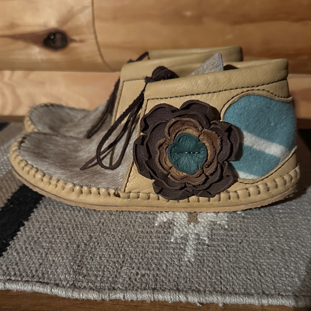 Women's Floral Moccasins in Tan and Teal - Picture 2 of 8
